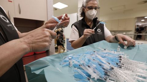 Material dispuesto en el Hospital Público da Mariña, en Burela, para la vacunación frente al coronavirus