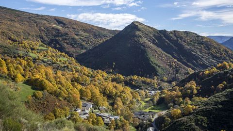 Los críticos del proyecto del parque eólico de Barjas dicen que perjudicaría el medio ambiente y el paisaje de lugares como la aldea de Visuña, en el municipio de Folgoso do Courel