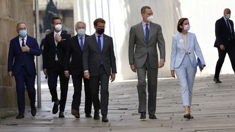 Felipe VI, en Santiago, acompañado de la ministra Reyes Maroto y del presidente de la Xunta, Alberto Núñez Feijoo