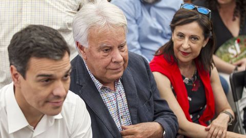 Pedro Sánchez, Felipe González y Margarita Robles, en un mitin en Madrid en el 2016