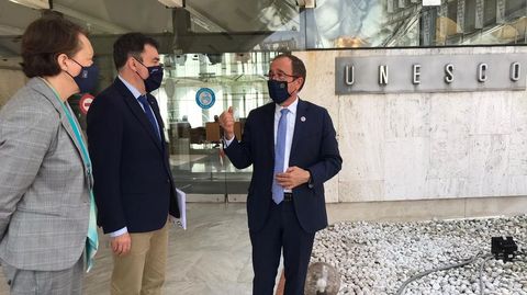 La directora xeral de Patrimonio, María Carmen Martínez Insua, el conselleiro de Cultura, Román Rodríguez, y el embajador de España ante la Unesco, Andrés Perelló, este jueves en París