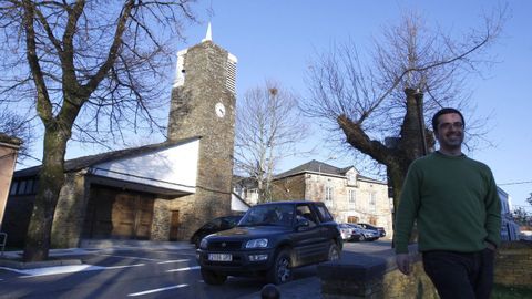 El itinerario empieza en la iglesia contemporánea de Santa Cruz do Incio, restaurada íntegramente el año pasado
