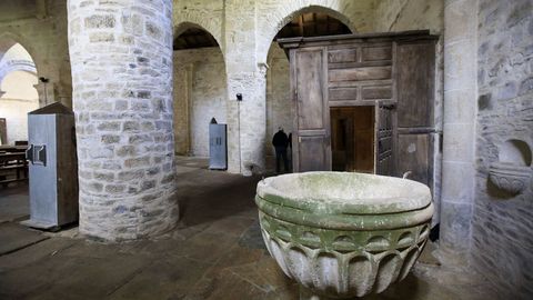 Interior de la iglesia de Penamaior, con la pila bautismal