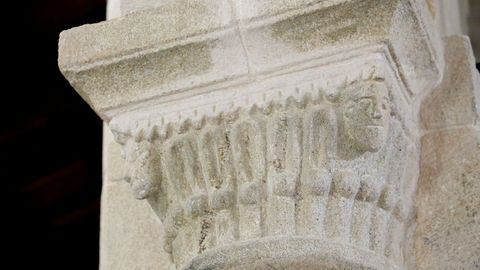 Interior de la iglesia de Penamaior, detalle de un capitel
