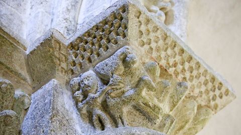 Interior de la iglesia de Penamaior, detalle de un capitel