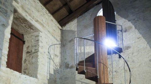 Interior de la iglesia de Penamaior, puerta tapiada que daba al convento y escalera moderna