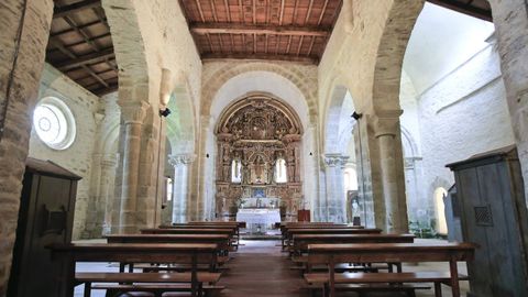 Interior de la iglesia de Penamaior, con tres naves