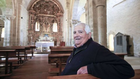 Interior de la iglesia de Penamaior, con el párroco, Gonzalo García