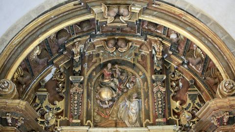 Interior de la iglesia de Penamaior, con detalle del retablo barroco
