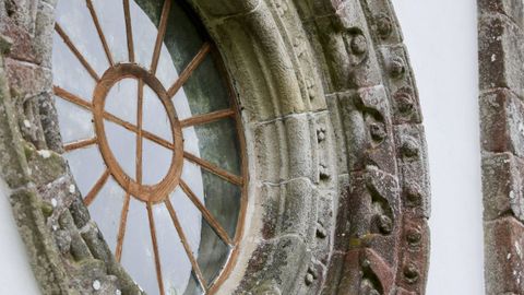 Exterior de la iglesia de Penamaior, con el rosetón en un lateral