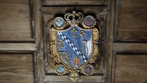 Detalle del escudo en el interior de la iglesia