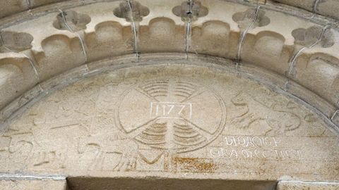 Datelle de la fachada de la iglesia de Penamaior, de 1177
