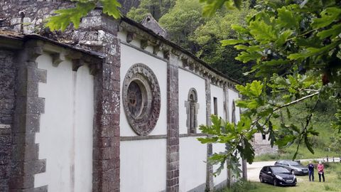 Datelle de la fachada de un lateral con el rosetón de la iglesia de Penamaior, de 1177