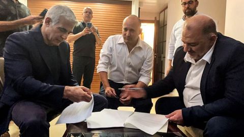 Lapid, Benet y el líder del partido Lista Árabe Unida, Mansur Abas, durante la firma del acuerdo.