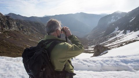 Un vigilante de Medio Ambiente hace labores de observación en el corazón de la reserva de Os Ancares