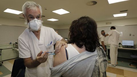 Entre este fin de semana y el lunes el Sergas prevé concluir la vacunación a personas de 50 a 59 años