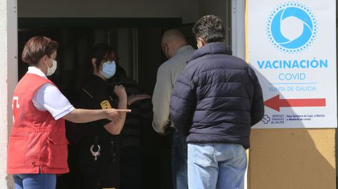 Entrada al centro de vacunación del distrito sanitario de Monforte, habilitado en un edificio anexo al IES Río Cabe