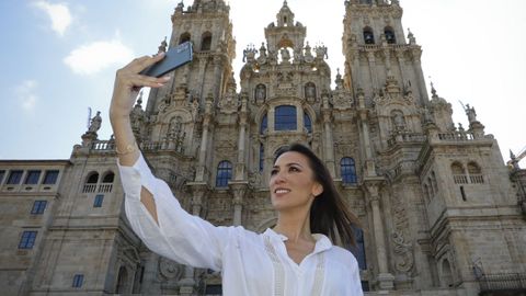 La santiaguesa Patricia Pardo, colaboradora de «El programa de Ana Rosa», regresó estos días a su ciudad tras un año de pandemia. «Lo bonito de Santiago es que la zona vieja no pierde su esencia. Está igual que cuando yo tenía 4 años», destaca en el Obradoiro. «Mi abuelo era organista en la Catedral», añade con orgullo