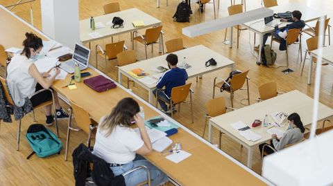 Estudiantes preparando los exámenes en una biblioteca en Ourense