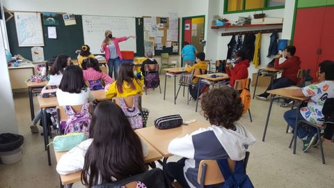 Uno de los talleres educativos desarrollados estos días en los colegios de Caldas de Reis