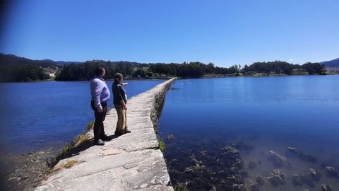 La subdelegada del Gobierno y el alcalde de Vilaboa recorren las Salinas do Ulló