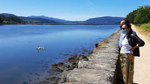 La subdelegada del Gobierno y el alcalde de Vilaboa recorren las Salinas do Ulló
