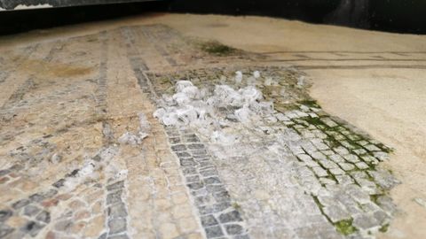 Restos de sales que se forman en los mosaicos de Doutor Castro en Lugo
