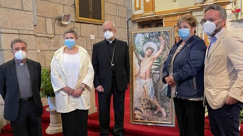 Sara Inés Vega, Leonardo Lemos y representantes de la Federación de Entidades Galegas, con el cuadro de Francisco Naranjo.