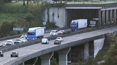 Camiones circulando por la autopista