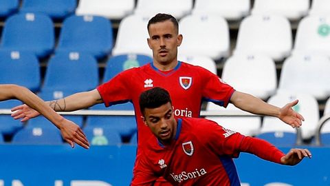 Menudo, detrás, realizó un buen partido en su última visita a Riazor