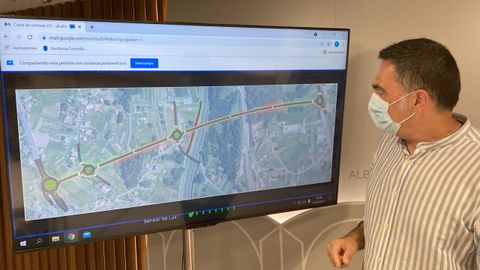 Demetrio Gómez Xunqueira, con el plano de la nueva propuesta del Concello para la variante de Alba