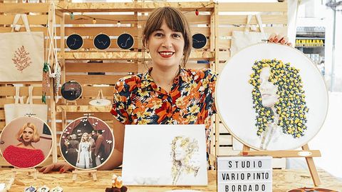Banet, con algunas de sus obras, en la feria Pont Up de Pontevedra. La santiaguesa cuenta que hasta ahora tenía el taller en la tienda de su madre, pero antes de la pandemia decidió (en buena hora) trasladarlo a su propia casa, en Carreira do Conde, al disponer de espacio.