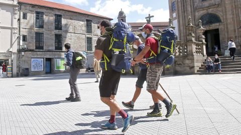 Peregrinos que hacen el Camino Portugués, atravesando la ciudad de Pontevedra