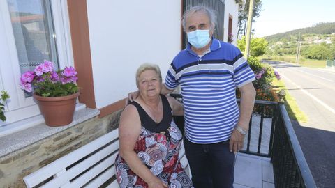 Teresa García Castiñeira, de la parroquia de O Esto (Cabana), la única superviviente de aquel fatídico accidente. Era la prima de los cuatro hermanos fallecidos. A su lado, Eduardo Vidal, que también recuerda lo sucedido