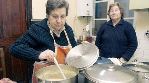 María Luz Otero ?à esquerda? e a súa prima Olga Rodríguez traballando na cociña do restaurante no 2013, cando o negocio foi galardoado cun dos premios Gastronomía de Galicia