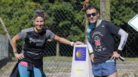 Susana Martínez y Juanma Mata, padres de dos jóvenes con distrofia muscular de Duchenne, en un alto del Camino, en San Lázaro.