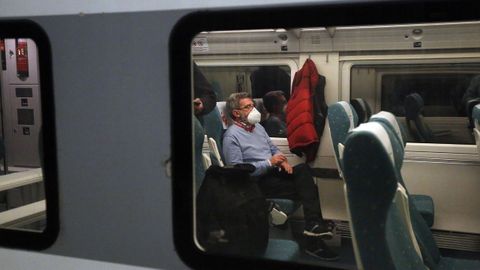 Tren Alvia a Madrid, en la estación de Vilagarcía de Arousa a las seis de la mañana