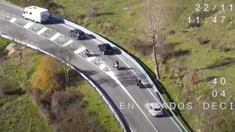 Cazado en moto adelantando por un cebreado