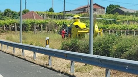 Momento en el que el helicóptero medicalizado aterrizaba para prestar asistencia al varón