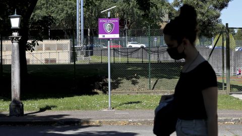 Una mujer pasa por una de las sendas vigiladas creadas por la Universidade de Santiago (USC) para evitar ataques sexuales en el campus