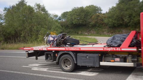 Un camión retiró la moto que conducía el fallecido, que se salió de la carretera