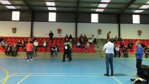 La asamblea vecinal, a la que asistió el alcalde, se celebró en el pabellón de Carballedo