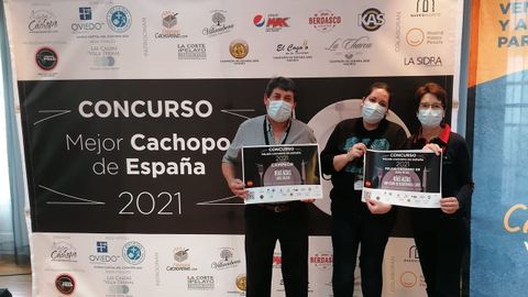 Moncho Rubiños, Tamara Rubiños y Felisa Varela, con el título que los acredita como ganadores del certamen organizado por La Guía del Cachopo