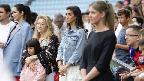Avilés, al lado de la madre de Denis, en la presentación del jugador con el Celta en el verano del 2019