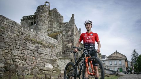 Deaño fue futbolista, compitió en duatlón y actualmente practica disciplinas de bicicleta