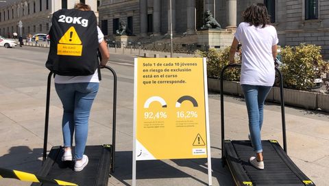 Los jóvenes vulnerables llevan una mochila que les dificulta salir adelante. Así lo contaron la pasada semana en el Congreso de los Diputados. En la imagen, puesta en escena del colectivo antes de dar a conocer el informe entre los políticos