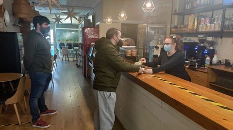 Imagen de archivo de una cafetería durante las restricciones