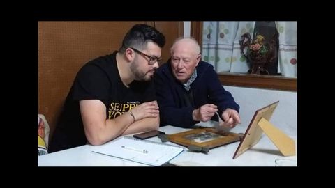 Foto de archivo de Xacobo Ares con Francisco López, gaiteiro y músico disciplinar de Saa, Lugo.