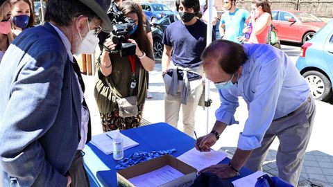 El presidente del PP, Pío García Escudero, firma en una de las doscientas mesas colocadas el domingo en las principales ciudades españolas contra la concesión de indultos a los presos secesionistas