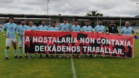 Los jugadores celestes mostraron una pancarta de apoyo a la hostelería